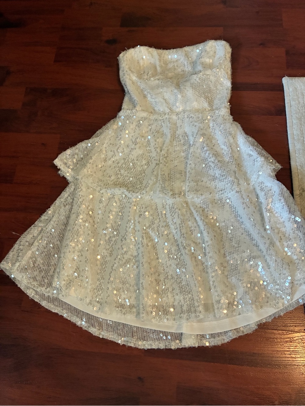Selfie Leslie Provence Bloom Tiered Sequin dress 🤍 - Picture 2 of 6